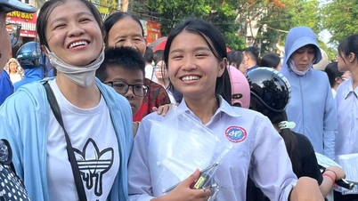 Gli studenti di Hai Phong tirano un sospiro di sollievo dopo il primo esame di ammissione alla decima classe.