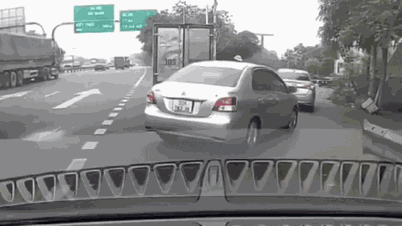 Hanoi: Karena bertanya kepada petugas polisi lalu lintas, "Saya tidak tahu, Pak," pengemudi dan penumpang mobil tersebut mendapat konsekuensi yang berat.