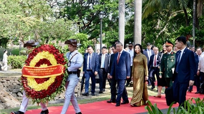 O secretário-geral e presidente To Lam e sua esposa depositaram coroas de flores no Monumento a Ho Chi Minh, nas Filipinas.