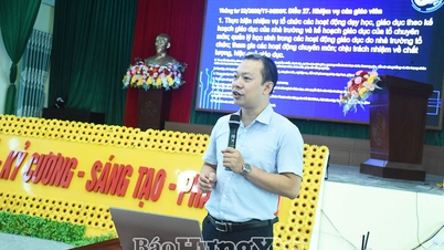 Tan Tien beldesindeki yöneticiler ve öğretmenler için dijital beceri eğitimi.