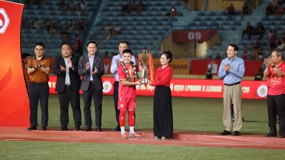 CAHN thắng Becamex TP.HCM 2-1 trong ngày nâng cúp vô địch V-League