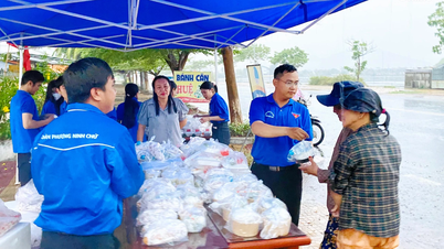 Die Ninh Chu Ward Front spendete 700 Mahlzeiten an Anwohner.