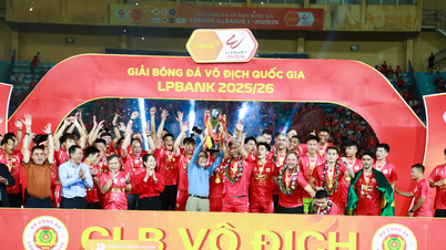 Kelab Bola Sepak Polis Hanoi meraikan kemenangan mereka di Stadium Hang Day.