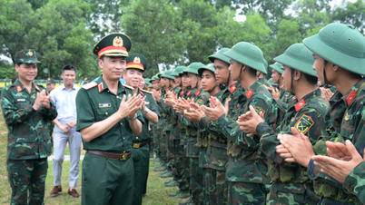 ทหารใหม่ของกรมทหารราบที่ 692 ฝึกซ้อม "การระเบิดสามครั้ง" อย่างมั่นใจ