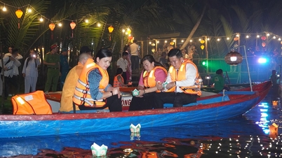 Tịnh Khê ناریل کے جنگل میں ہزاروں لالٹینیں رات کو روشن کرتی ہیں۔