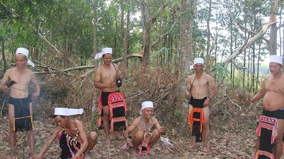 Masyarakat Gie Trieng dan kebiasaan mereka 'memakan arang'.