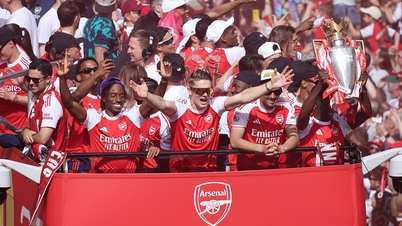 Dimenticando la delusione della Champions League, l'Arsenal ha sfilato con il trofeo davanti a centinaia di migliaia di tifosi.