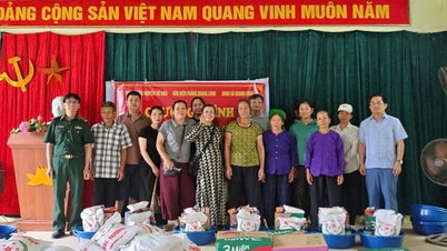 ប៉ុស្តិ៍នគរបាលការពារព្រំដែនក្វាងឡុង ប្រគល់អំណោយដល់សិស្សានុសិស្ស និងគ្រួសារដែលមានជីវភាពខ្វះខាត ដែលទទួលបានគោលនយោបាយអនុគ្រោះ - កាសែតអនឡាញកៅបាំង