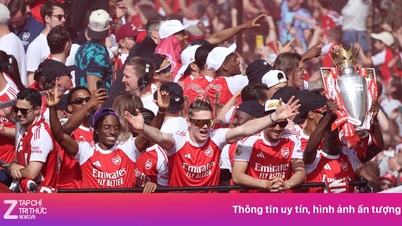 Chaos during Arsenal's trophy parade.
