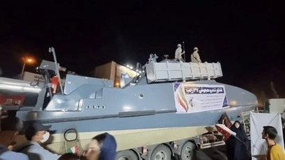 Kapal cepat Iran menembakkan rudal dengan jangkauan 700 km.