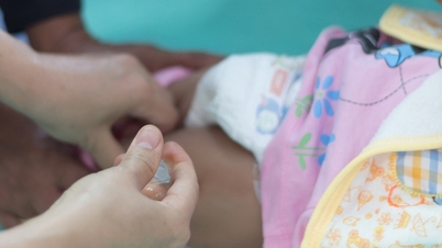Preventing RSV pneumonia in children under 1 year old during seasonal changes.
