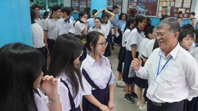 De directeur van het Departement Onderwijs en Opleiding van Ho Chi Minh-stad moedigde de kandidaten aan voorafgaand aan het literatuurexamen.