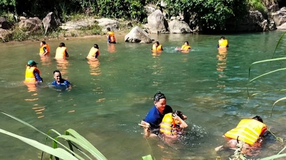 Kursus renang gratis untuk ratusan anak di daerah pegunungan.