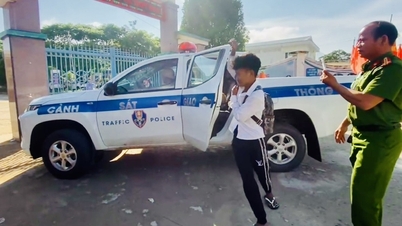 Des agents de la police routière ont bravé les routes de montagne pour amener les élèves de 10e année au centre d'examen à temps pour la distribution des sujets.