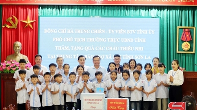 O camarada Ha Trung Chien visita e entrega presentes às crianças no Centro de Proteção Social da província de Son La.