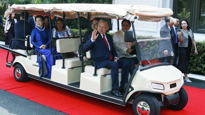 Dopo la cerimonia di benvenuto, il presidente filippino Marcos Jr. ha guidato un veicolo elettrico con a bordo il segretario generale e presidente To Lam.
