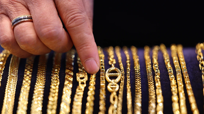 I prezzi dell'oro sono leggermente diminuiti grazie alla ripresa del dollaro statunitense e all'aumento dei prezzi del petrolio.