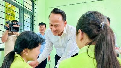 Phó Bí thư Thường trực Thành ủy Đà Nẵng Nguyễn Đình Vĩnh thăm, tặng quà thiếu nhi có hoàn cảnh khó khăn