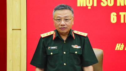 Generalløytnant Le Quang Minh ledet møtet i inspeksjonsteamet om parti- og politisk arbeid.