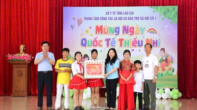 O Centro de Assistência Social e Proteção Social nº 1 da Província de Lao Cai organizou o programa "Feliz Dia das Crianças 1.6".
