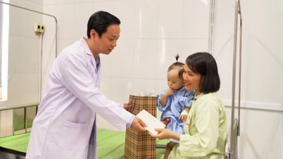 カオバン省人民委員会のレ・ハイ・ホア委員長が、6月1日の国際子どもの日に小児患者を訪問し、贈り物を贈呈した。 - カオバンオンライン新聞