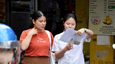 Para kandidat menyelesaikan ujian masuk untuk kelas 10 khusus di Hanoi.