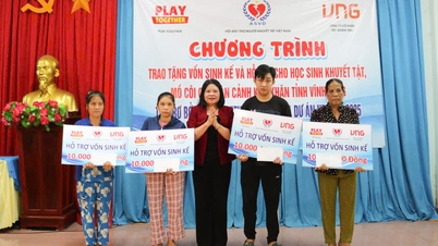 Memberikan modal penghidupan dan dukungan kepada siswa penyandang disabilitas, yatim piatu, dan kurang mampu di komune Huong My.