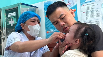 District de Cau Giay : Lancement simultané d'une campagne d'administration de vitamine A et de pesée des enfants de moins de 5 ans.