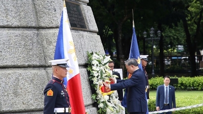 Generalsekretær og president To Lam og hans kone legger kranser ved Jose Rizal-minnesmerket (Filippinene)