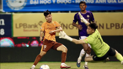 Hanoi FC led et smertefullt nederlag i Pleiku; trener Harry Kewell kritiserte HAGL og slo hardt ned på dommeren.