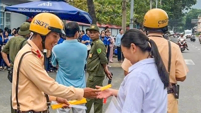 Trafikpolisen i Ho Chi Minh-staden säkerställer ett smidigt trafikflöde inför inträdesprovet för årskurs 10 läsåret 2026-2027.