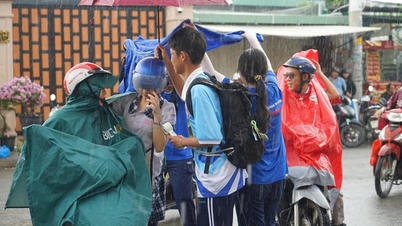 Malgré la pluie soudaine, les étudiants ont bravé l'averse pour soutenir les candidats à l'examen.