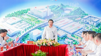 Tran Hong Minh építésügyi miniszter az AMACCAO-val dolgozik.