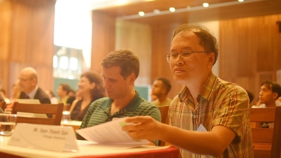 Professori Dam Thanh Son opettaa ensimmäisessä Vietnamissa järjestetyssä kesäkoulussa.