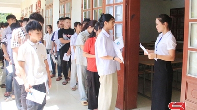 Plus de 400 candidats ont participé à l'examen d'entrée en 10e année au lycée Nguyen Du.