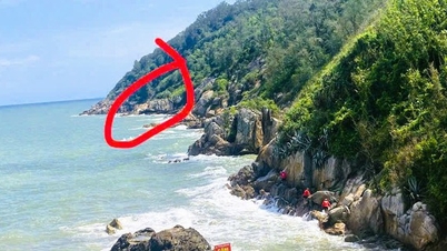 Zatímco byli pohlceni fotografováním, dva turisté uvízli na skalnatém výběžku pláže Sam Son, když se zvedl příliv.
