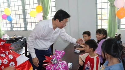 El vicepresidente del Comité Popular Provincial, Huynh Minh Tuan, visitó el orfanato y les entregó regalos el 1 de junio.