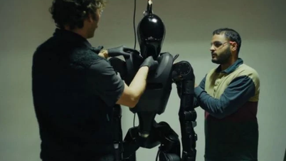 O companie americană de tehnologie testează roboți umanoizi pe câmpul de luptă din Ucraina.