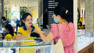 En la tarde del 1 de junio, el precio del oro en Vietnam disminuyó en 500.000 VND por tael.