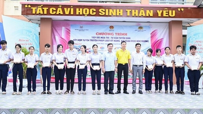 Hơn 200 học sinh được tư vấn tuyển sinh
