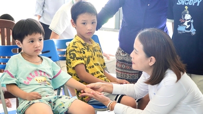 กองกำลังแนวร่วมเมืองดานังได้เยี่ยมเยียนและมอบของขวัญให้แก่เด็กๆ เนื่องในวันชาติสหรัฐอเมริกา (1 มิถุนายน)