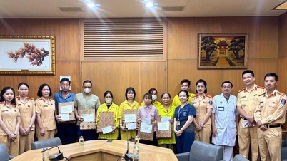 Hanoi: Traffic Police Team No. 4 spreads the "Three Best" emulation movement through practical actions for disadvantaged children.