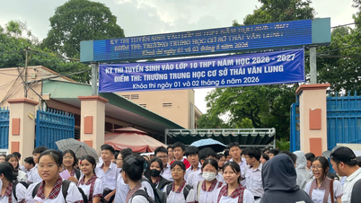 Thí sinh hào hứng sau buổi thi môn Tiếng Anh thi lớp 10 tại TPHCM