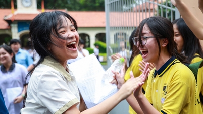 Pelajar-pelajar di Bandar Raya Ho Chi Minh tersenyum gembira sambil memeluk ibu bapa mereka pada hari pertama peperiksaan kemasukan darjah 10.