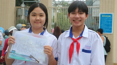 បេក្ខជននៅទីក្រុងហូជីមិញមានសេចក្តីរីករាយបន្ទាប់ពីការប្រឡងភាសាអង់គ្លេសថា “សំណួរអាចគ្រប់គ្រងបាន និងតាមដានយ៉ាងដិតដល់នូវសម្ភារៈពិនិត្យឡើងវិញ”។