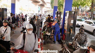 Hanoi: Long lines of people queue up to fill up with E10 gasoline.