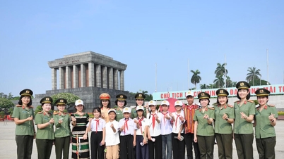 Jeneral Le Quoc Hung memuji 150 pelajar cemerlang di 'Kem Musim Panas Cinta' pada tahun 2026.