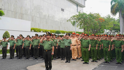 Jabatan Polis Wilayah Khánh Hòa telah mengadakan upacara menaikkan bendera pada bulan Jun.