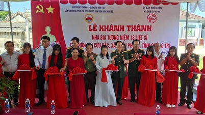 Trieu Phong beldesinde 13 şehit anısına dikilen anıtın açılışı.