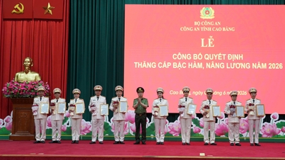 A polícia provincial anunciou a decisão de promover 671 oficiais e soldados e aumentar seus salários - Jornal Online Cao Bang.